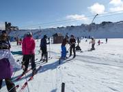 Bij de sleeplift wordt de beugel aangereikt.