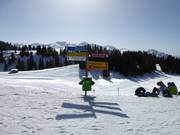 Bebording in het skigebied bij het bergstation