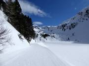 Uitzicht vanaf de Grünsee omhoog naar het skigebied