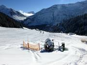 Sneeuwkanon in de wachtstand bij de Uga afdaling