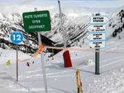 Wegwijzers en openingsstatus van de piste