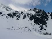 Vrij en steil skigebied bij de zespersoons stoeltjeslift Cornu