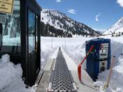 Skischoolterrein met transportband