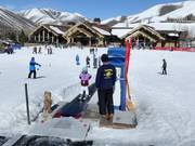 Bij de transportband is altijd personeel aanwezig.