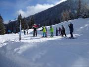 Skiklassen met gevorderde skiërs op ontdekkingsreis in het skigebied