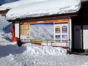 Groot informatiebord bij het dalstation