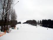 De brede eindhelling boven het dalstation