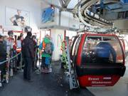 Het personeel is aanwezig bij de instap en helpt indien nodig.