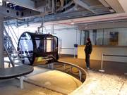 Bij de gondellift is personeel aanwezig.