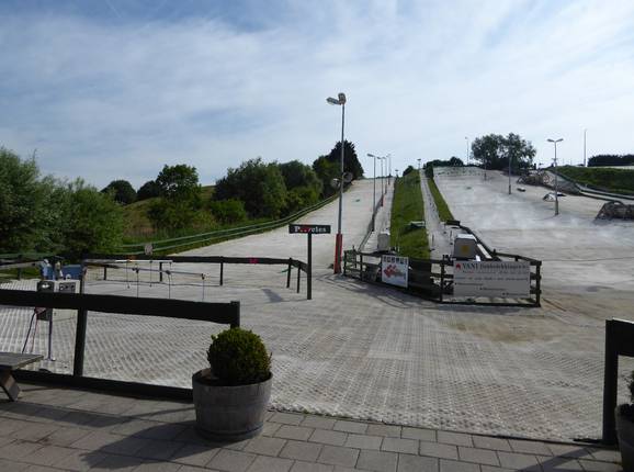 Uitzicht op de beide pistes nr. 1 en nr. 2