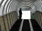 Attent personeel bij de overdekte transportbanden