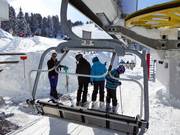 Het personeel is aanwezig bij de stoeltjesliften.