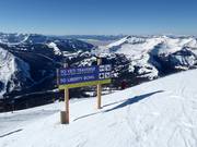 Start van de extreem moeilijke pistes op de Lone Mountain