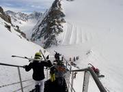 Afdaling van het bergstation naar de pistes