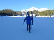 De ski's worden door de valetservice naar de piste gebracht.