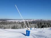 Sneeuwkanonnen in het skigebied Pleßberg (Plešivec)