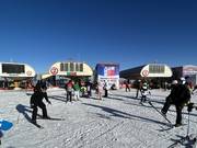 Op de berg komen meerdere liften samen.