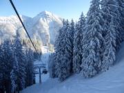 Diepsneeuwsporen onder de Almkopfbahn