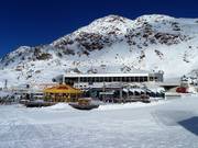 Gletsjerrestaurantcomplex bij het bergstation van de Gletscherexpress