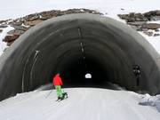 Doorgang door de skitunnel bij de Kaunertaler Gletscher
