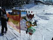 Prullenbakken en zakdoekjes bij de lift