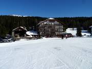 Bij de Kreuzbergpas kun je direct aan de pistes overnachten.