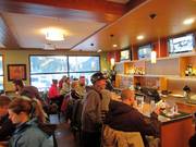 Après-ski aan de bar in de Creekside Lodge