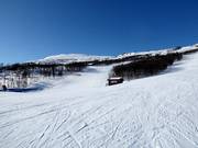 Brede piste in het skigebied Sysendalen