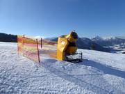 Sterk sneeuwkanon in het skigebied Sudelfeld