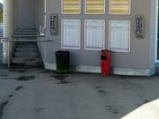 Vuilnisbakken bij het dalstation