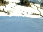 Steile helling rode afdaling met blauwe afdaling aan de linkerkant