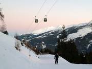 Avondsfeer op de dalafdaling naar Bramberg