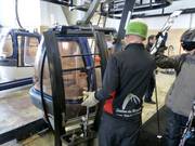 De liftmedewerker neemt de ski's af