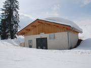 De pomphuizen zijn onopvallend in het landschap geïntegreerd.