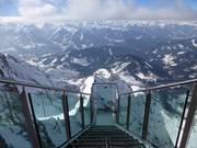 14 smalle treden leiden op de "Trap naar het Niets" het "Niets" in...