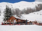 Groot zonneterras: restaurant bij het dalstation La Chal