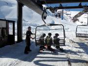 Bij de stoeltjeslift wordt hulp geboden bij het instappen.