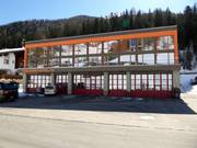 Het Smart Hotel ligt direct aan de piste naar de kabelbaan in Samnaun.