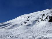 Diepe sneeuwhellingen tot in het dorp Vent