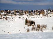 Het dorp ligt direct aan het skigebied.
