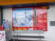 Informatiebord bij het middenstation inclusief status van de liften en pistes