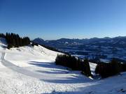 Uitzicht vanaf het bergstation over het skigebied van de Hörnerbahnen