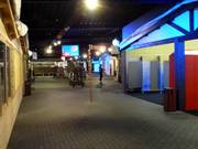 De ruimte tussen de skiverhuur en de kleedkamers