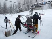 Hulp bij het instappen bij de stoeltjeslift