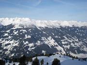 Uitzicht op het skigebied Hochzilltertal vanaf de andere kant van het dal