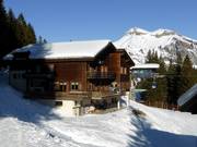 Bergchalets bij het bergstation van de gondelbaan