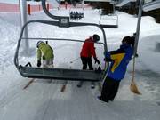 Het vriendelijke personeel helpt bij het instappen.