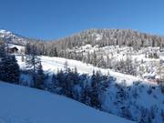 Uitzicht op de lichte piste bij de sleeplift