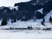 Uitzicht op de dorps- en Hörnilift met gemakkelijke pistes