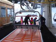 Kinderen krijgen altijd hulp bij het instappen